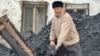 Чектөө менен сатылган арзан көмүр, кезек күтүп кезергендер