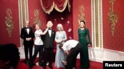 Екоактивисти хвърлят пай по восъчната фигура на крал Чарлз III в музея на Мадам Тюсо в Лондон