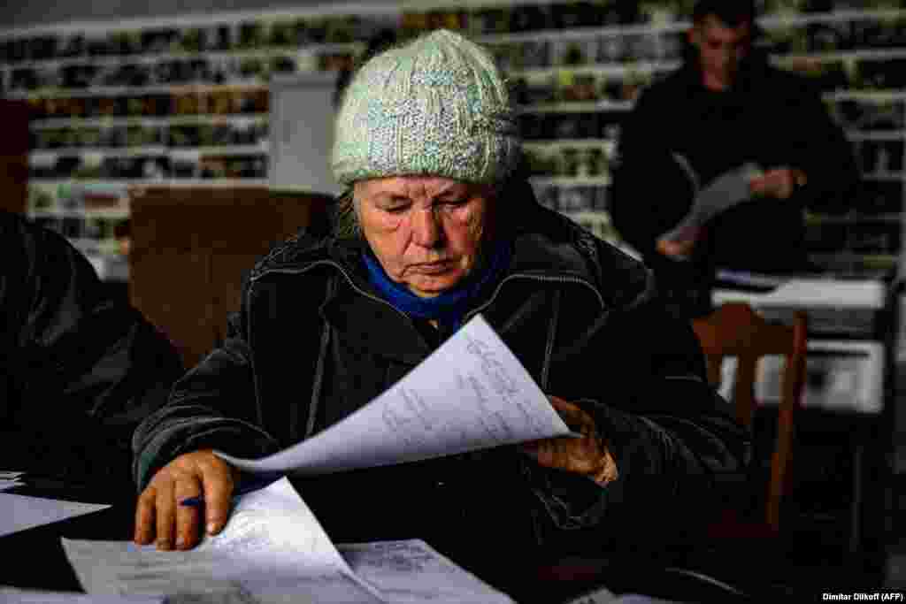 Anna Sukhova, 78, ispunjava dokumentaciju za istražitelje ratnih zločina prije nego što da svoj DNK kako bi potvrdila identitet svog mrtvog brata. 