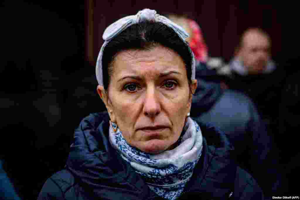 Inna Kuprijanov, radnica u fabrici, čeka da preda svoj DNK za identifikaciju svog oca u Izjumu. Ukrajina je poslala nekoliko grupa istražitelja u regiju Harkiv. Glavni tužilac Andriy Kostin najavio je da će timovi uraditi "inspekciju uništene infrastrukture i činjenica o ubistvima lokalnog stanovništva."