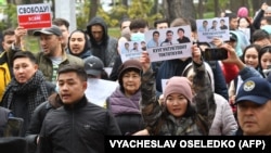 Кемпир-Абад иши боюнча камалгандарды бошотуу акциясында тартылган сүрөт.