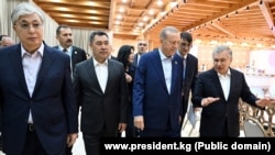 (Sleva na desno) Kazahstanski predsednik Kasim Žomart Tokajev, predsednik Kirgizije Sadir Žaparov, predsednik Turske Redžep Tajip Erdoan i predsednik Uzbekistana Šavkat Mirzijojev u Samarkandu 11. novembra 2022.