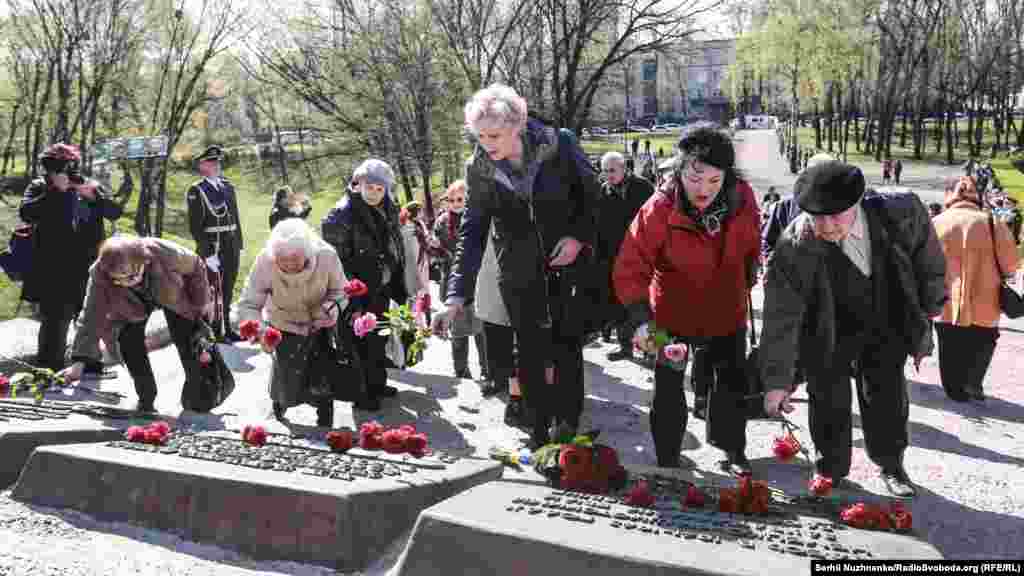 Покладання квітів до пам'ятника