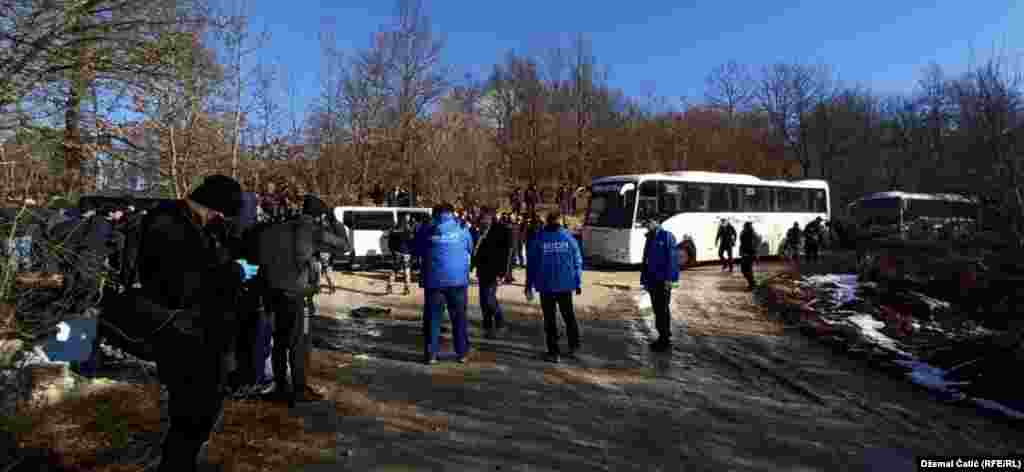Izmještanje migranata pratili su predstavnici Međunarodne organizacije za migrante (IOM) koji su zbog loših uslova u kampu "Lipa" tu prekinuli svoje aktivnosti. 