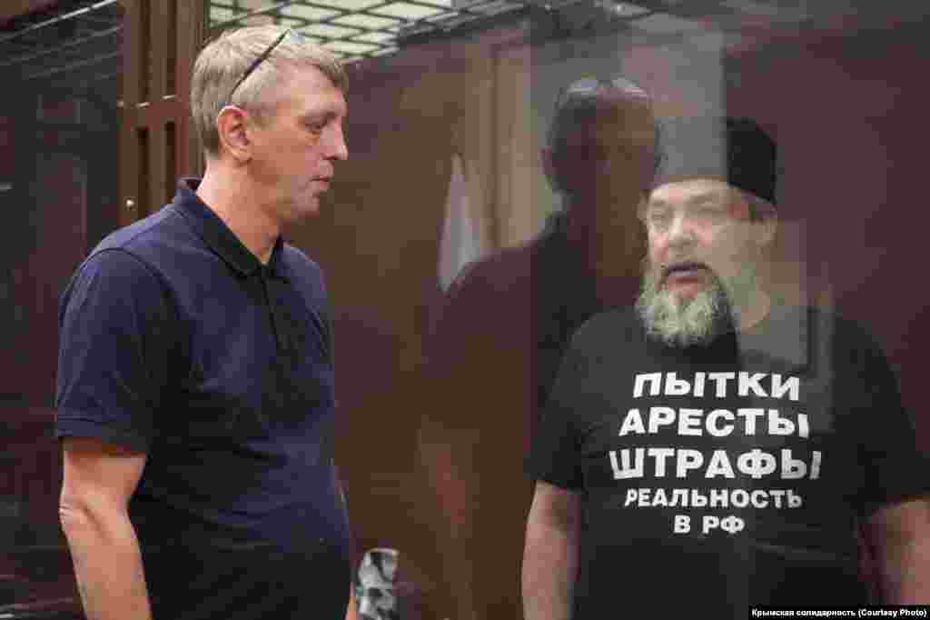 Фигуранту «дела крымских мусульман» Яшару Шихаметову (справа), признанному правозащитниками политзаключенным, в Южном окружном военном суде Ростова-на-Дону российский прокурор запросил 11 лет лишения свободы