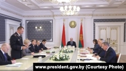 Міністар унутраных спраў Кубракоў выступае на нарадзе ў Лукашэнкі. Менск, 6 верасьня