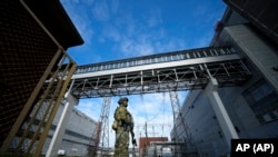 Ruski vojnik čuva područje nuklearne elektrane Zaporožje na teritoriji pod ruskom vojnom kontrolom, jugoistočna Ukrajina, 1. maja 2022.