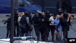 Барымтадагылар эвакуацияланып жаткан учур.Порт-де-Венсен, 9-январь, 2015-жыл.