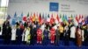 Liderii G20 s-au fotografiat alături de personal medical și de intervenție pentru a saluta eforturile depuse de acesta în pandemie.