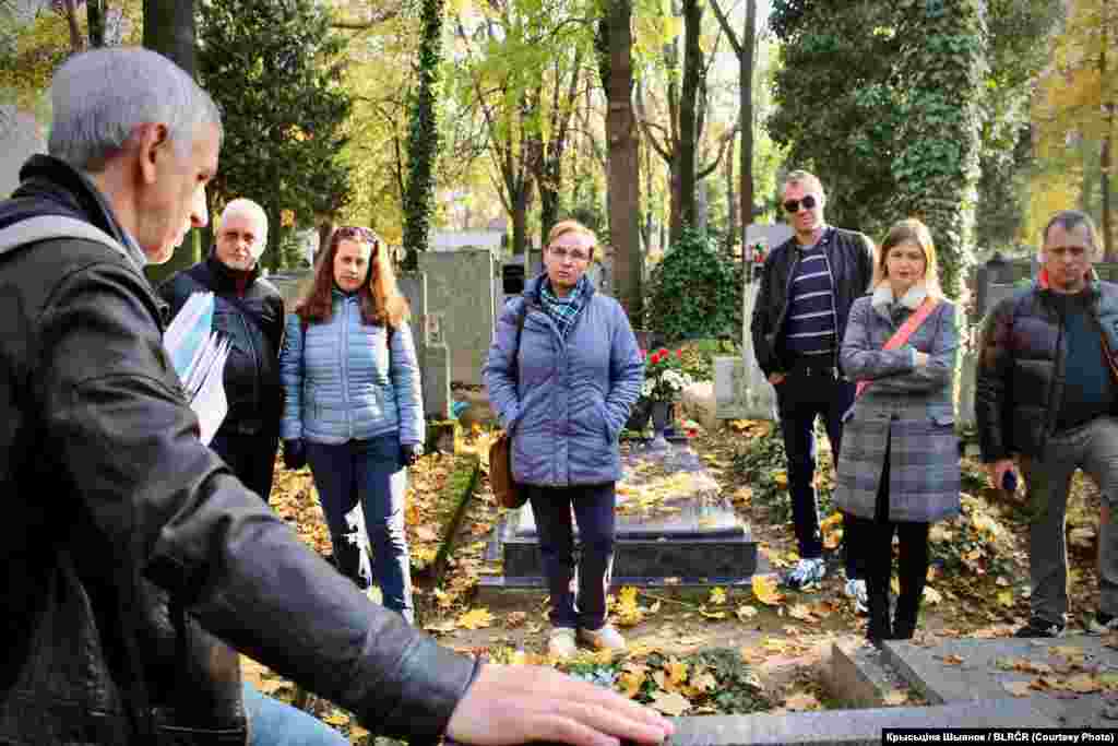 Экскурсію па праскіх Альшанах з нагоды Дзядоў зладзіў для беларусаў і беларусак Чэхіі дасьледчык Сяргей Кнырэвіч.