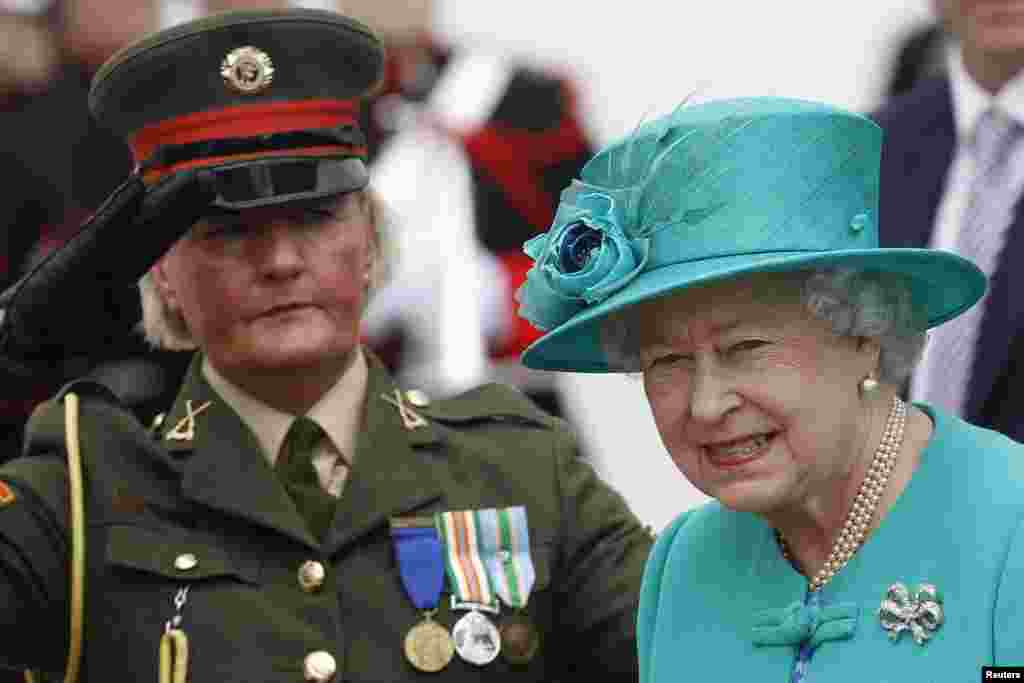 Kraljica stiže u rezidenciju irskog predsednika tokom njene istorijske posete u maju 2011. godine, prve posete britanskog šefa države Republici Irskoj, koja je stekla nezavisnost od Ujedinjenog Kraljevstva 1922. godine. 