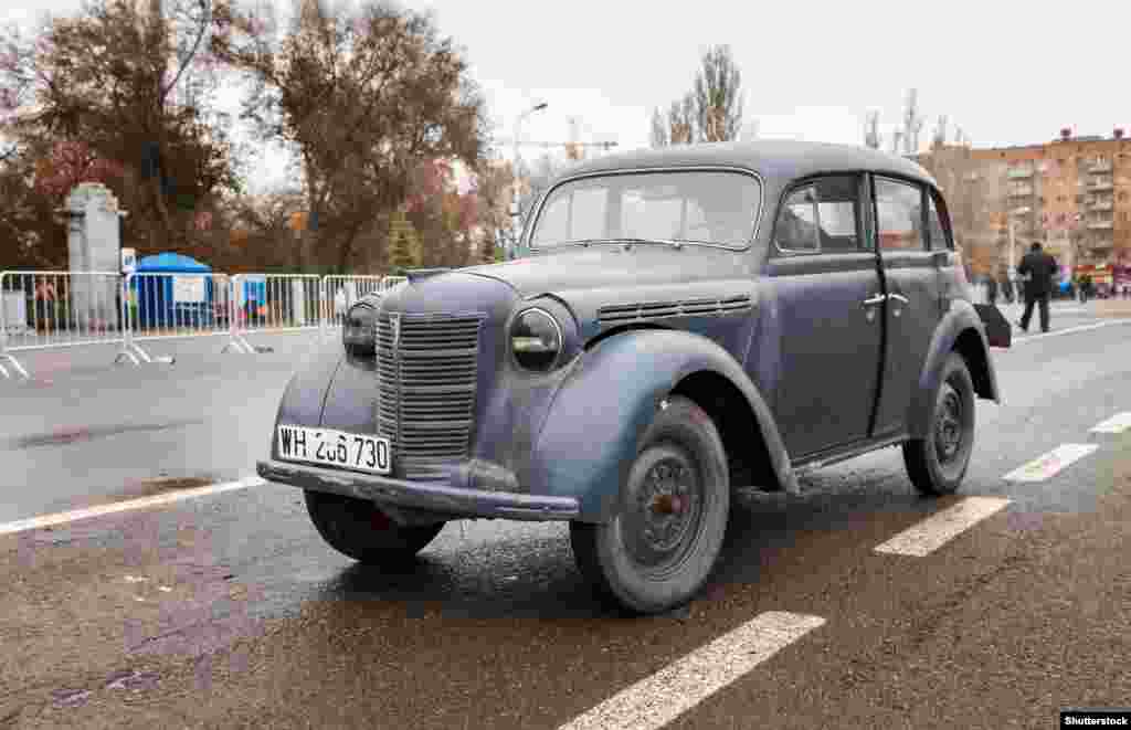 На снимке - Opel Kadett 1939 года. Иосиф Сталин еще до начала Второй мировой войны пытался наладить производство этого автомобиля в Советском Союзе. После победы союзников Сталин провозгласил этот бренд своим трофеем, поэтому в 1946 году фабрика Opel была перенесена в СССР.