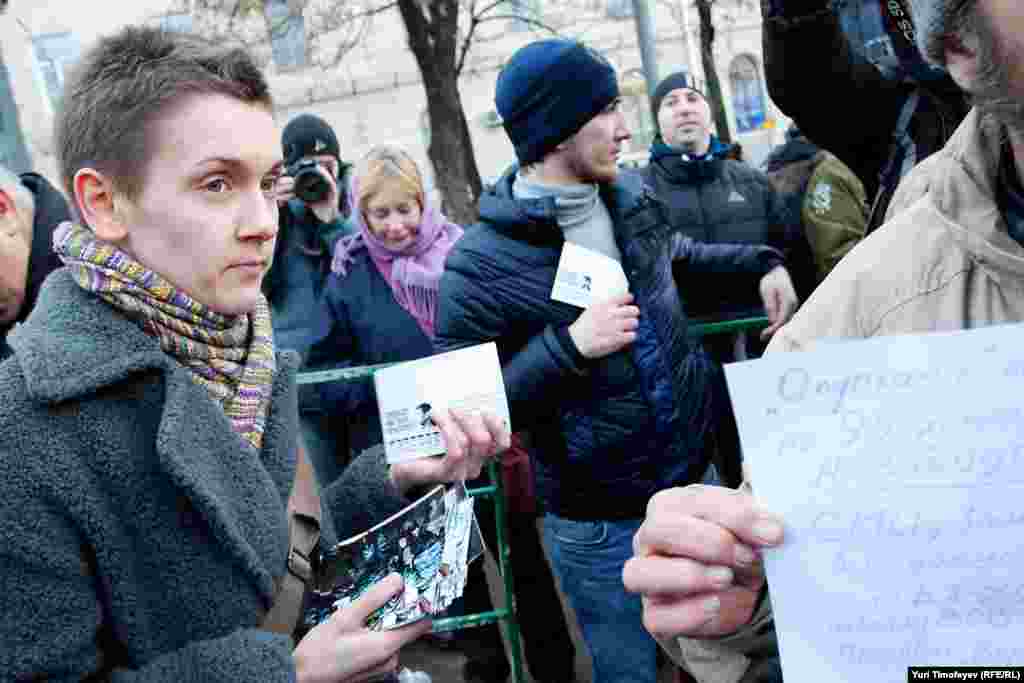 Невеста Дмитрия Путенихина Ирина Ахмадулина раздавала открытки с адресом Генпрокурора РФ и требованием немедленного освобождения Дмитрия. 