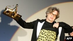 Вим Вендерс показва Почетния леопард, който получи на филмовия фестивал в Локарно, август 2005 г.