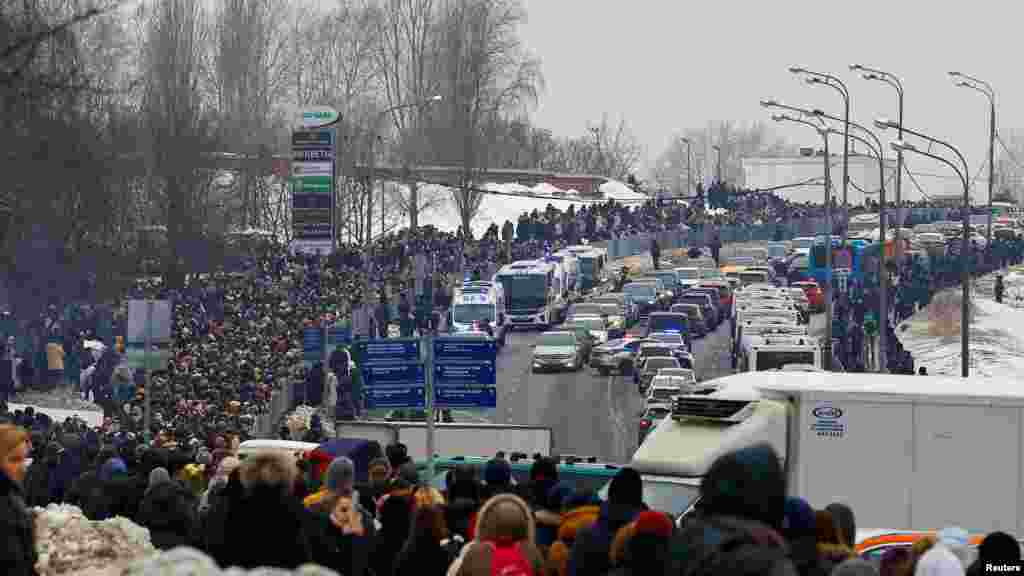 Людзі ідуць да Барысаўскіх могілак у маскоўскім раёне Марʼіна, 1 сакавіка 2024 году