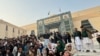 د پېښور های کورټ ودانۍ مخې ته د تحریک انصاف ځینې پلویان ولاړ دي - د جنورۍ ۱۰مې انځور.