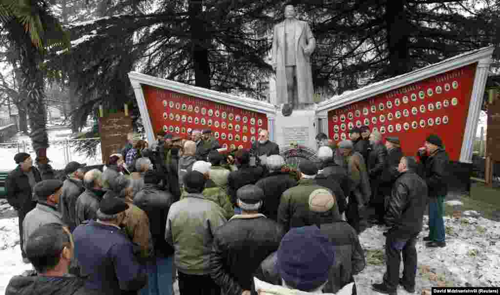 Spomenik Staljinu iznad ratnog spomenika u Zemo Alvaniju otkriven u decembru 2012. Spomenik u gradu, sjeveroistočno od Tbilisija, srušen je pod vlašću Mihaila Sakašvilija godinu dana ranije.