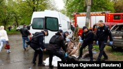  Salvatorii lucrează la locul unei rachete rusești la Cernigov pe 17 aprilie.
