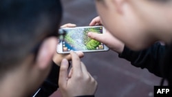 Ilustrativna fotografija, djeca sa mobilnim telefonom i igricama.
