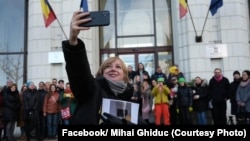 Emilia Șercan, înconjurată de susținătorii ei în timpul protestului de la Parchetul General, 18 decembrie 2023