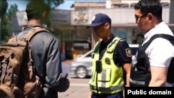 Кыргызстанда иштеп жүргөн мигранттарды текшерүү учурунда тартылган сүрөт. Иллюстрациялык сүрөт.