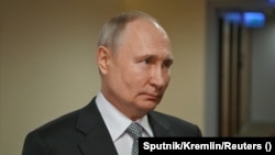 Ruski predsednik Vladimir Putin sa novinarima državne televizije u Moskvi, Rusija, 13. jula 2023.