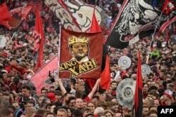 Плакат с надпис "Крал Шаби" по време на празненствата за първата титла в историята на Байер Леверкузен.