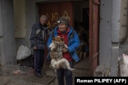 Olena Gubenko își părăsește abia acum casa din regiunea Harkov, împreună cu peste 100 de câini rămași fără stăpân de care a avut grijă. O ajută o echipă de voluntari.