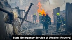 Пожежні працюють на місці російського ракетного удару, Одеса, Україна, 15 березня 2024 року, фото ілюстративне