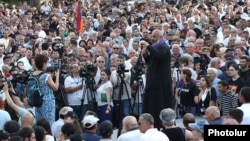 Բագրատ արքեպիսկոպոս Գալստանյանը ելույթ է ունենում հանրահավաքում, Երևան, հունիս, 2024թ.