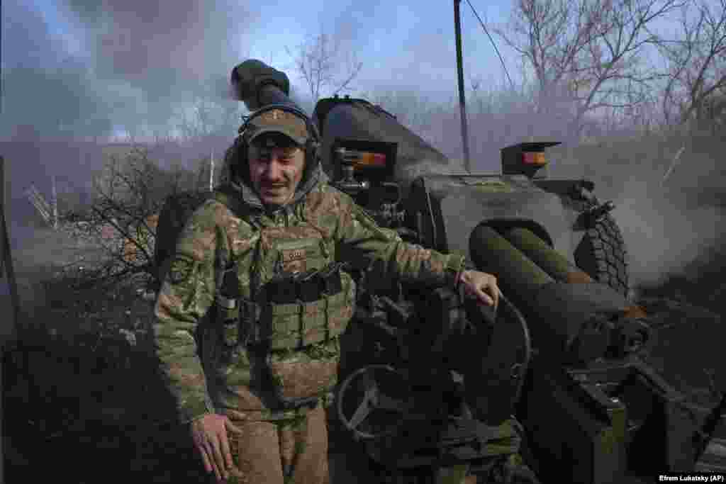 Ukrajinski vojnik iz 80. odvojene desantno-jurišne brigade puca iz topa D-30 na ruske položaje blizu Kliščijivke. Sirski je napisao na Telegramu 2. marta da &quot;neke brigade uspevaju da obuzdaju neprijateljske napade i drže svoje položaje, dok druge ne&quot;.