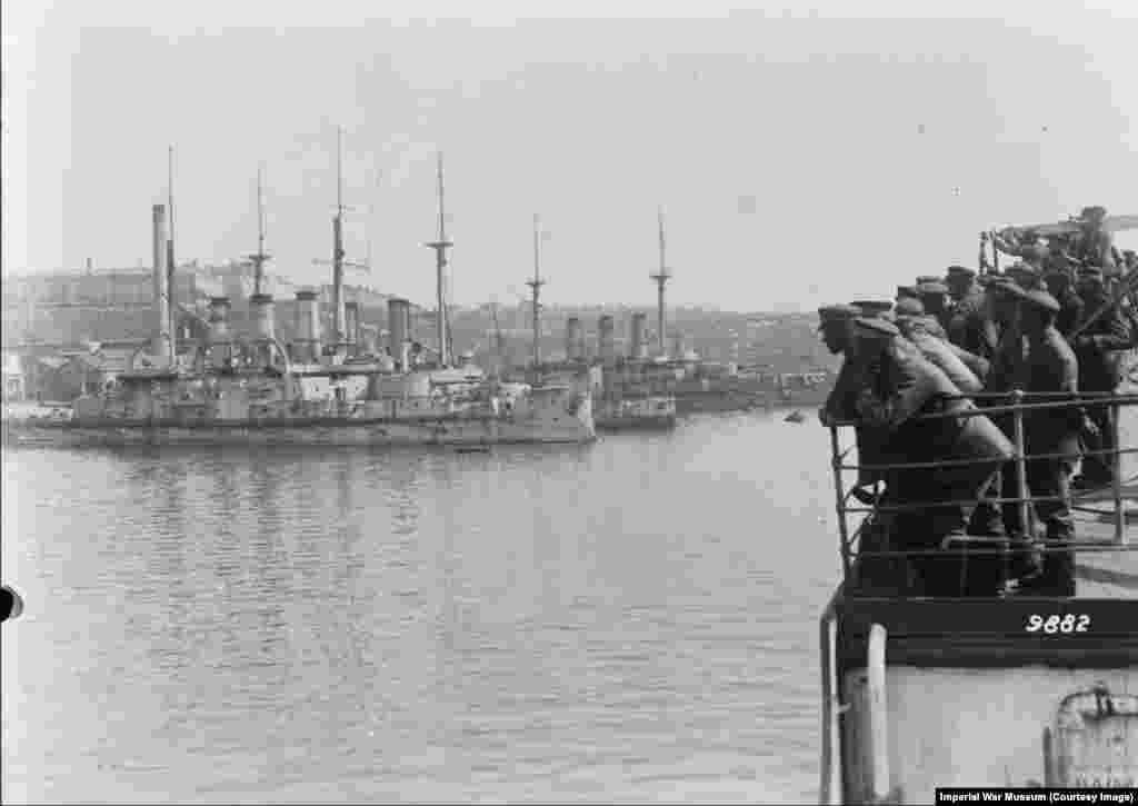 Njemačke trupe gledaju ruske ratne brodove u luci Sevastopolj u maju 1918. U posljednjim mjesecima Prvog svjetskog rata njemačke snage nakratko su se udružile s ukrajinskim nacionalističkim borcima na Krimu kako bi potisnule boljševičke borce s poluostrva.