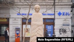 ეს ქანდაკება რამდენიმე დღეში იქცა ბოლო წლების ყველაზე განხილვად ნამუშევრად. 