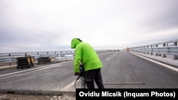  Toți șoferii care circulă pe rețeaua de drumuri naționale din România sunt obligați prin lege să achite o taxă de drum cunoscută sub denumirea de rovinietă.