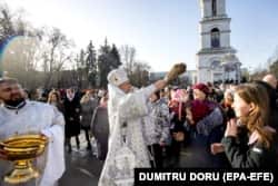 მიტროპოლიტი ვლადიმირი ესწრება მართლმადიდებელი ნათლისღების დღესასწაულს.