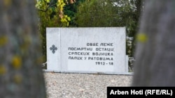 Spomen-ploča palim srpskim borcima sa natpisom: Ovde leže posmrtni ostaci srpskih vojnika palih u ratovima 1912-1918.