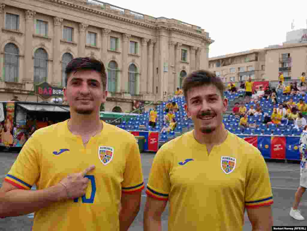 Ștefan (stânga) și Robert (dreapta) sunt studenți și au venit în centrul Capitalei pentru a vedea meciul din optimi. „Nu am prea văzut în alte orașe așa nebunie cum e aici. E o atmosferă ca pe stadion, e frumos”, spun cei doi. 