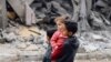 Palestinska djeca nedaleko od srušene kuće u Rafi, Pojas Gaze, 24. mart 2024.