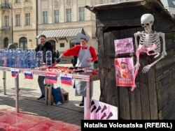 «Міжнародний ярмарок геноциду» – мистецький перформенс, ціль якого продемонструвати подвійні стандарти Європи. Варшава, Польща, 6 квітня 2024 року