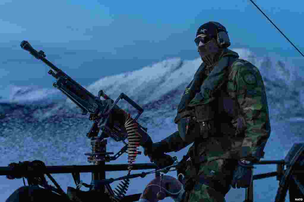 Un pușcaș marin suedez stă pe puntea unei ambarcațiuni de asalt în largul coastei Norvegiei în timpul unui exercițiu comun care a avut loc pe 1 martie. Rusia a acuzat NATO că încearcă să aprindă conflictul asupra teritoriului din Arctica. Konstantin Kosachev, vicepreședintele Camerei superioare a parlamentului rus, a declarat că aderarea Suediei la NATO reprezintă „un pas periculos al elitelor suedeze” și „un pas care se poate dovedi fatal”. 