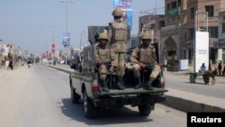 په ډېره اسماعیل خان کې پوځیان د ګزمې پر مهال - پخوانی انځور.