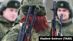 Феномен «полевых жён» давно считается частью русской и советской военной культуры