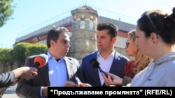 Асен Василев (вляво) и Кирил Петков по време на брифинга си пред Централния софийски затвор, 19 септември 2022 г.