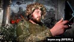 Колаж із використанням зображеннь бійця 79-ї ОДШБр «Фіксика» та руїни у селі Новомихайлівка, Донецька область