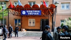 Pripadnici kosovskih specijalnih policijskih snaga čuvaju opštinske kancelarije u Zvečanu, 27. maj 2023. 