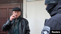 Oleg Orlov čeka na ispitivanje pred ruski Istražni odbor, Moskva, 21. ožujka 2023.
