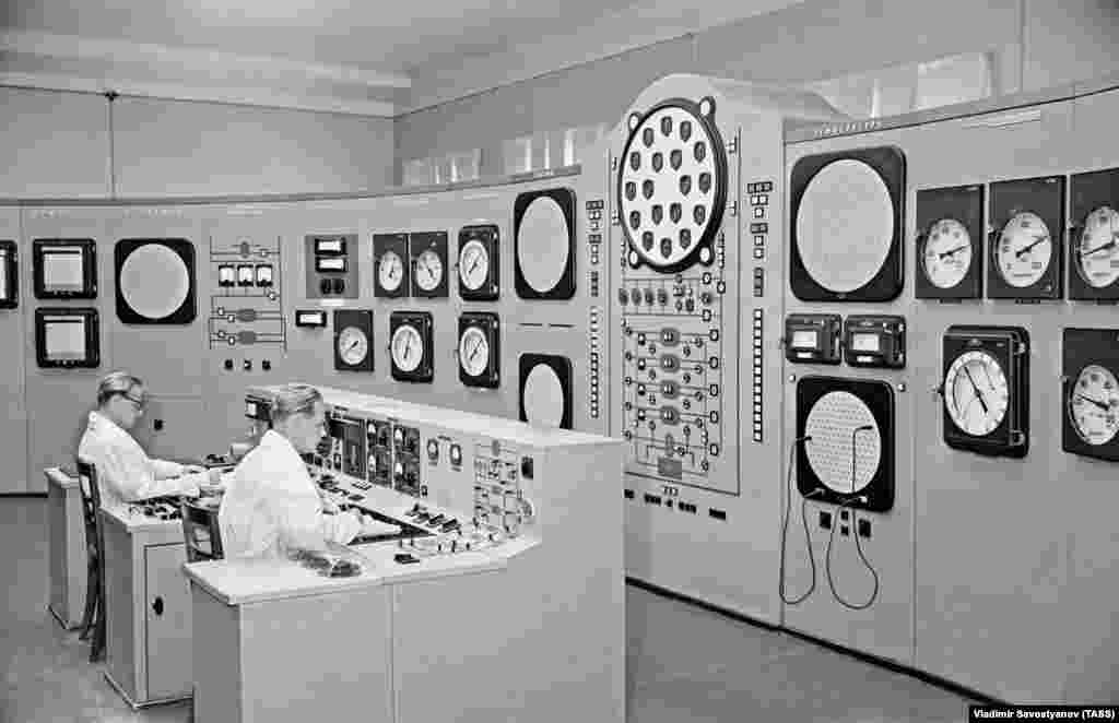 Контролният панел на АЕЦ &quot;Обнинск&quot;, заснет през 1955 г. Обеднинската централа използва топлината от ядреното делене на обогатен уран за превръщане на вода в пара, която завърта турбина за производство на електроенергия. Мощността на ядрения реактор трябваше да бъде ограничена до мощността, която можеше да се използва от съществуващата турбина.