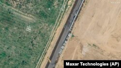 Satelitski snimci Maxar Technologies pokazuju gradnju zida u blizini Rafaha, Egipat, 15. februara 2024. 