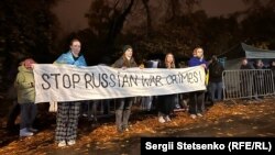 Учасники акції протесту біля посольства Росії, Прага, 11 листопада 2023 року