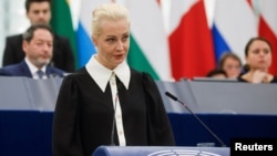 Юлия Навалная говори пред евродепутатите, където беше посрещната с аплодисменти